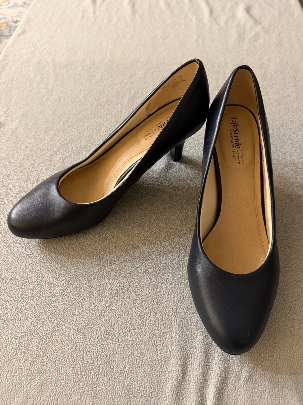 LifeStride Black Classic Mid Heel Pumps